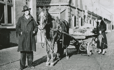 875343 Portret van Willem ('Schele') Gijsen, vermoedelijk koopman uit de Aalbesstraat in de wijk Ondiep, die met paard ...